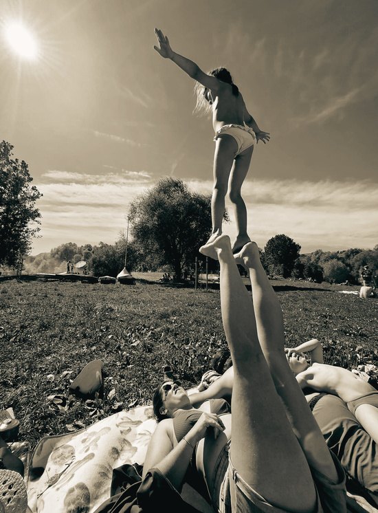 Adulte et enfant en mouvement